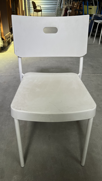 Chaise en plastique blanc sur pieds en métal