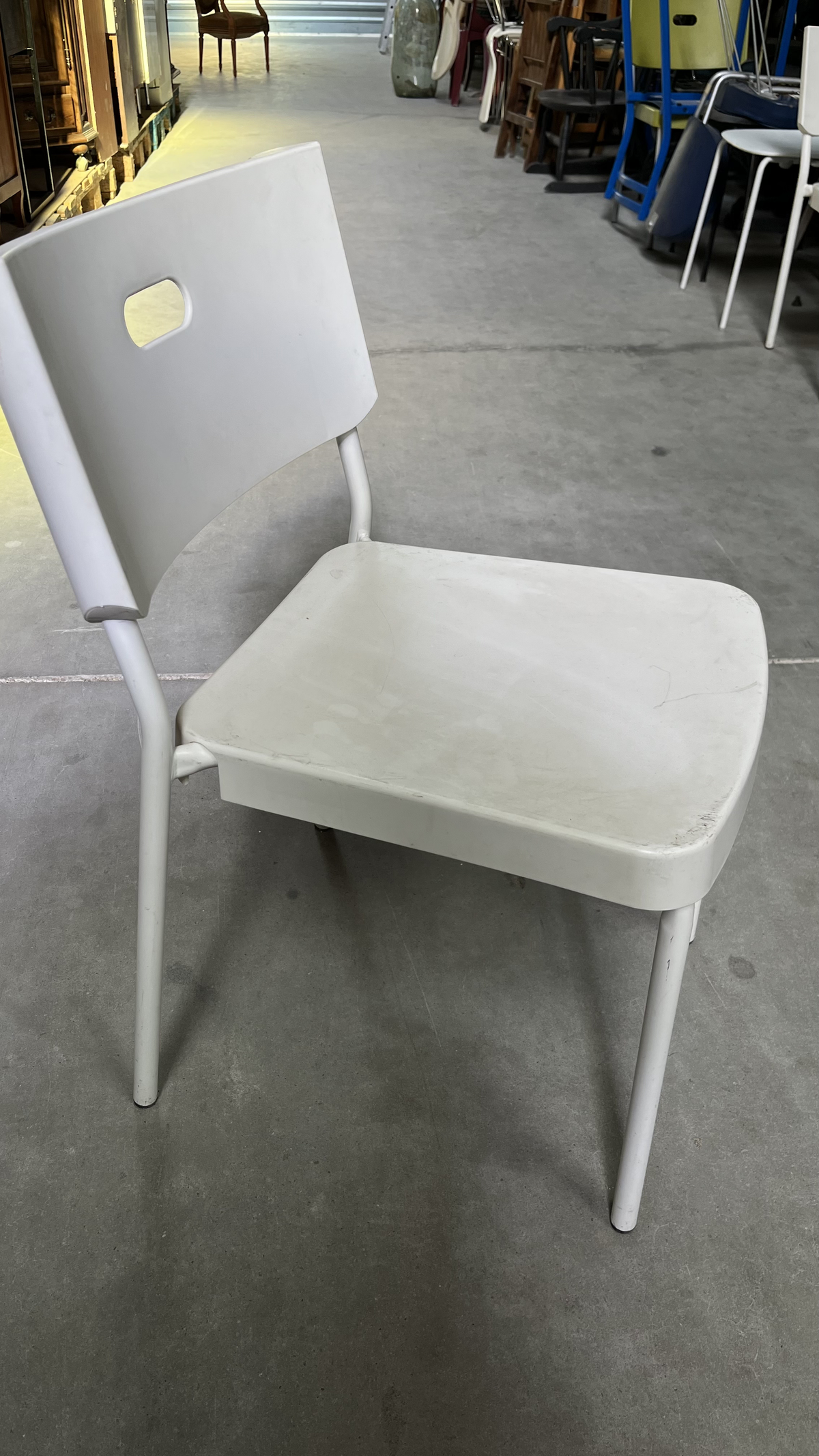 Chaise en plastique blanc sur pieds en métal