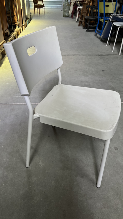 Chaise en plastique blanc sur pieds en métal