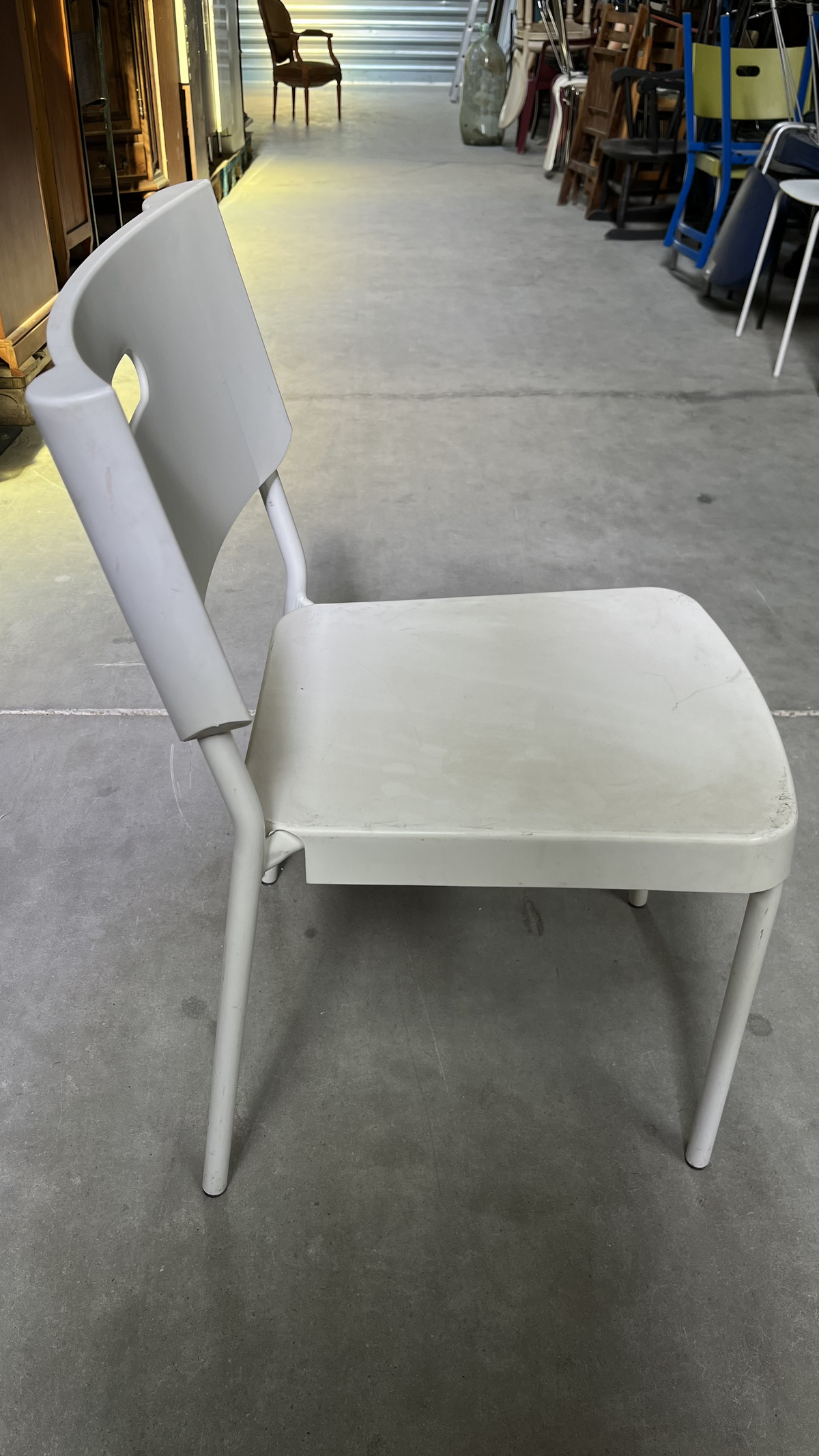 Chaise en plastique blanc sur pieds en métal
