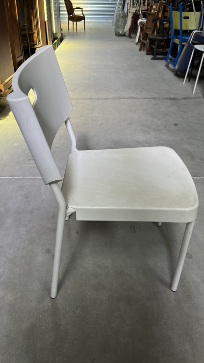 Chaise en plastique blanc sur pieds en métal