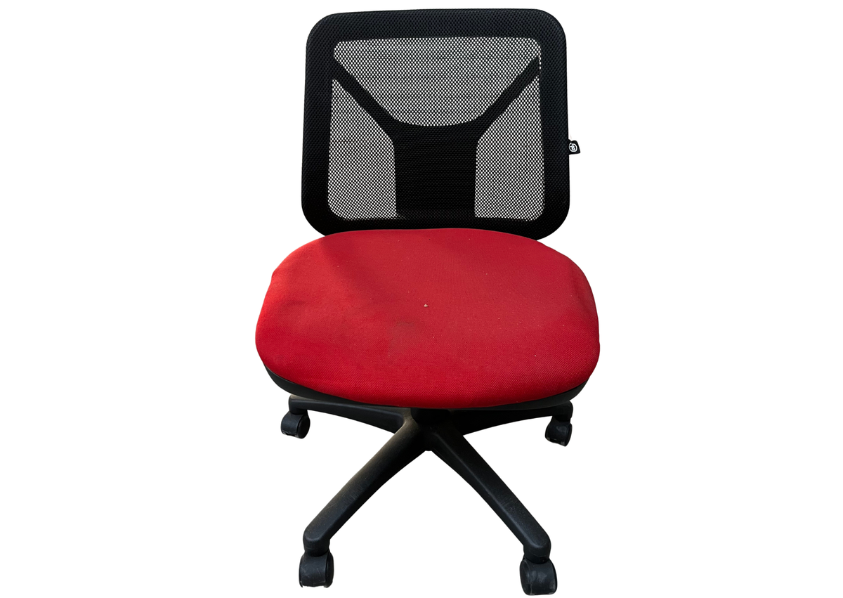 Chaise de bureau à roulettes à dossier en résille et assise rouge