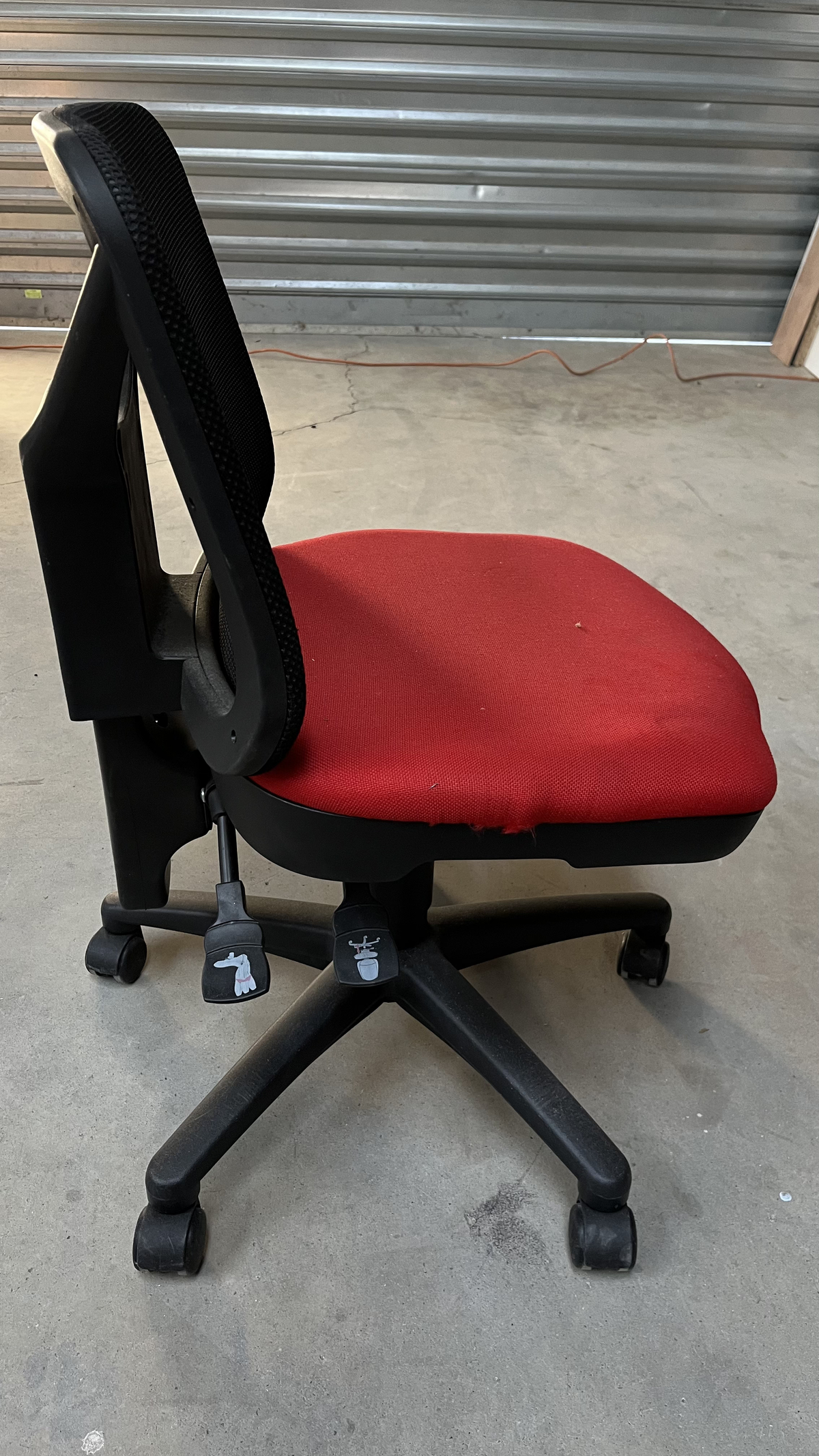 Chaise de bureau à roulettes à dossier en résille et assise rouge