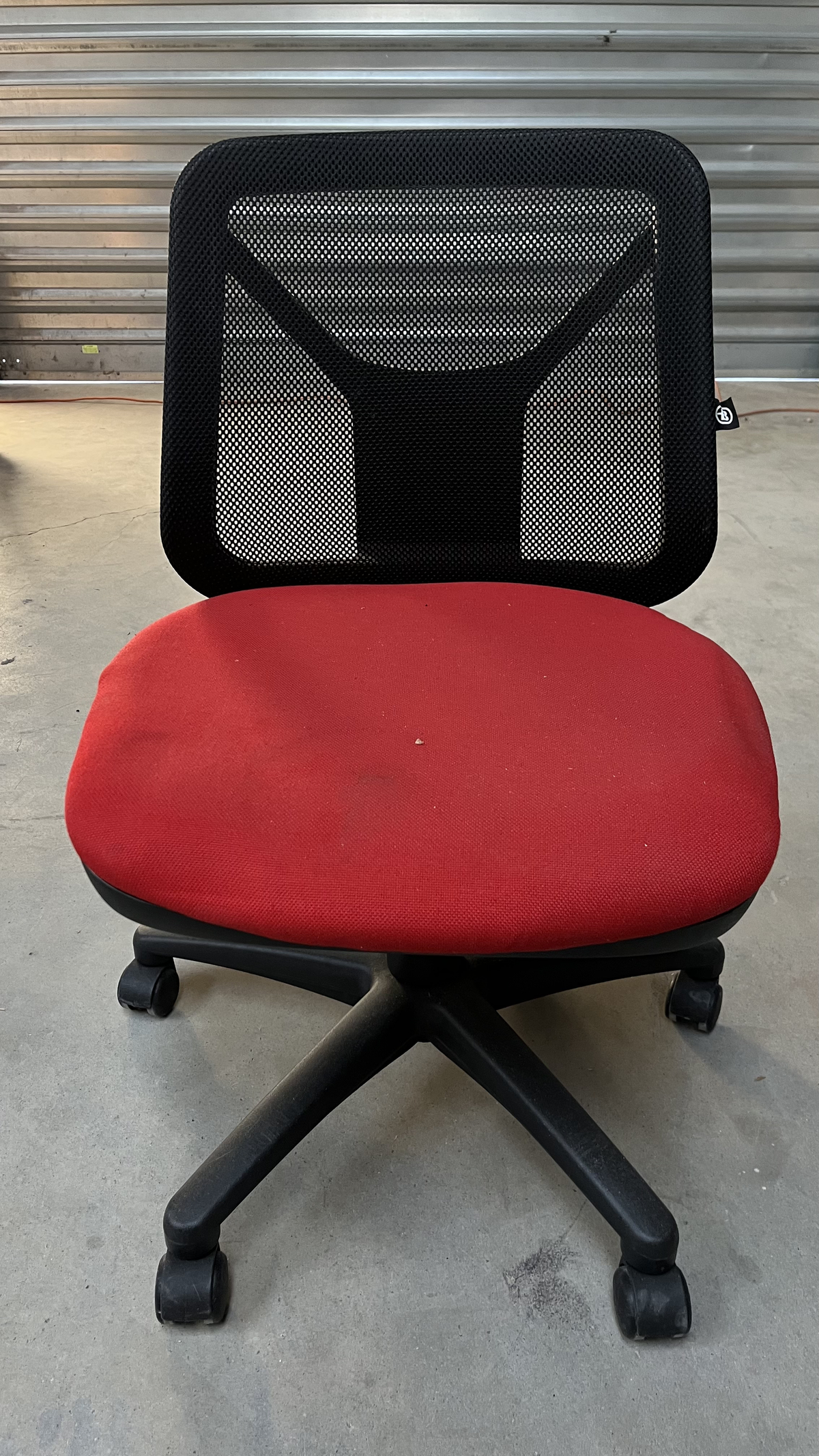Chaise de bureau à roulettes à dossier en résille et assise rouge
