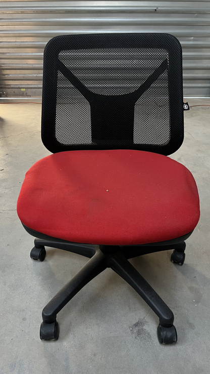 Chaise de bureau à roulettes à dossier en résille et assise rouge
