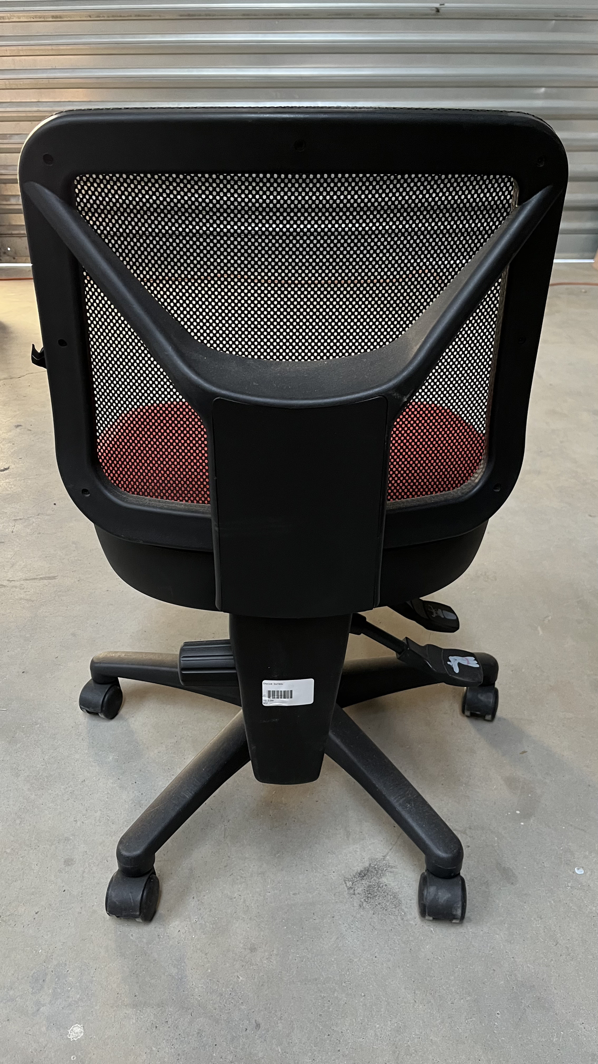 Chaise de bureau à roulettes à dossier en résille et assise rouge