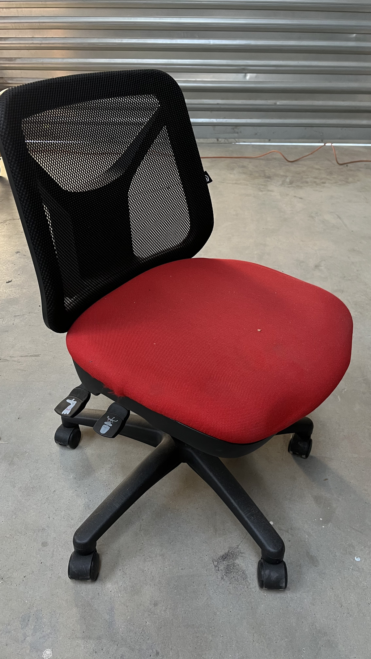 Chaise de bureau à roulettes à dossier en résille et assise rouge