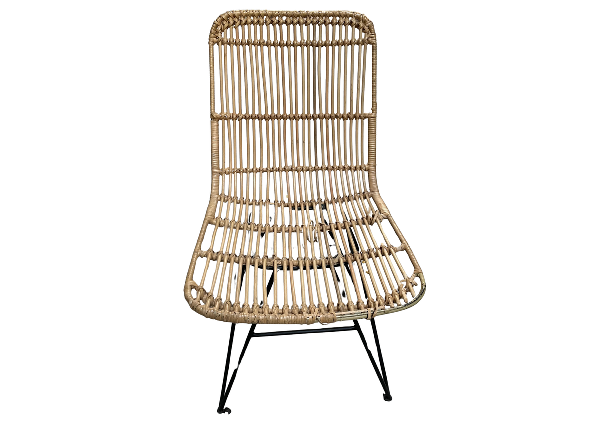 Chaise en rotin naturel tressé sur pieds en métal noir
