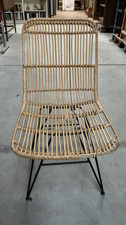 Chaise en rotin naturel tressé sur pieds en métal noir