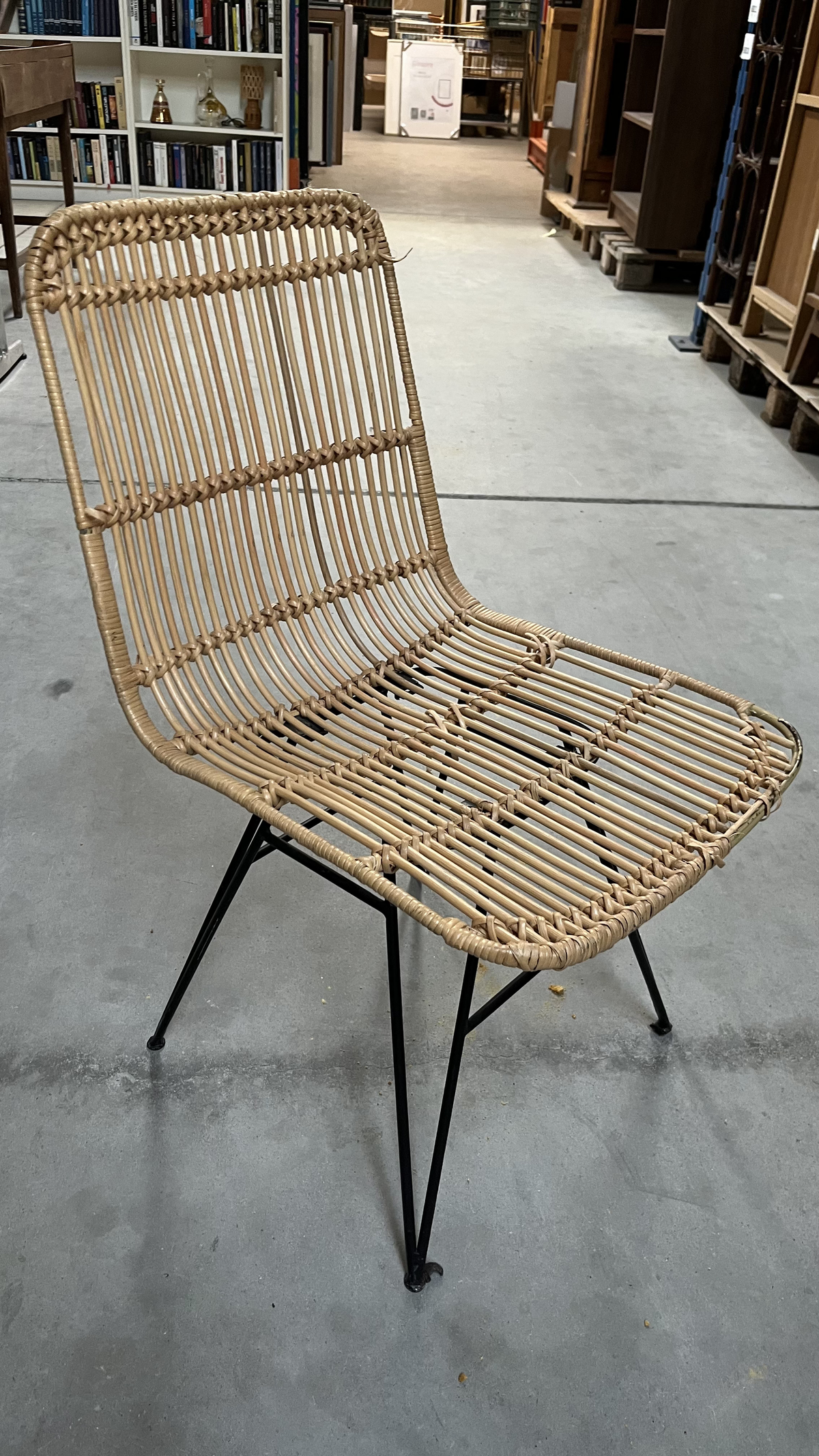 Chaise en rotin naturel tressé sur pieds en métal noir