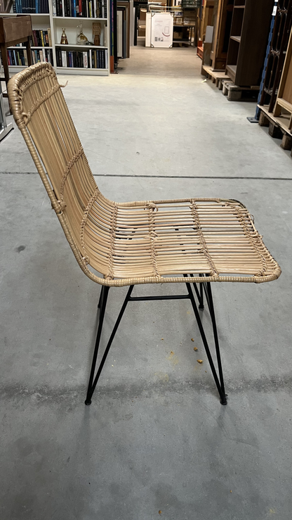 Chaise en rotin naturel tressé sur pieds en métal noir