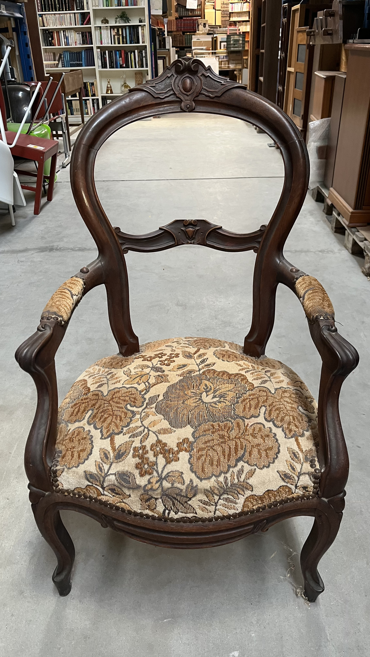 Fauteuil de style Louis-Philippe en bois et tissu à fleurs