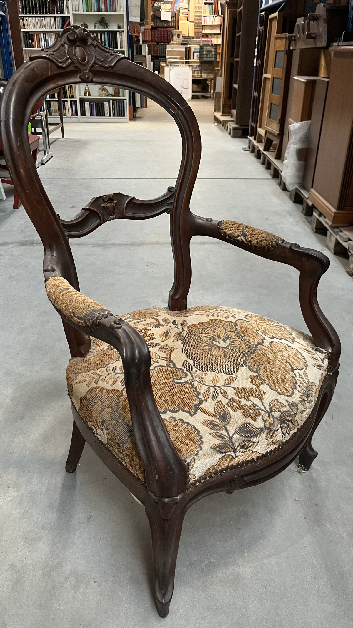 Fauteuil de style Louis-Philippe en bois et tissu à fleurs