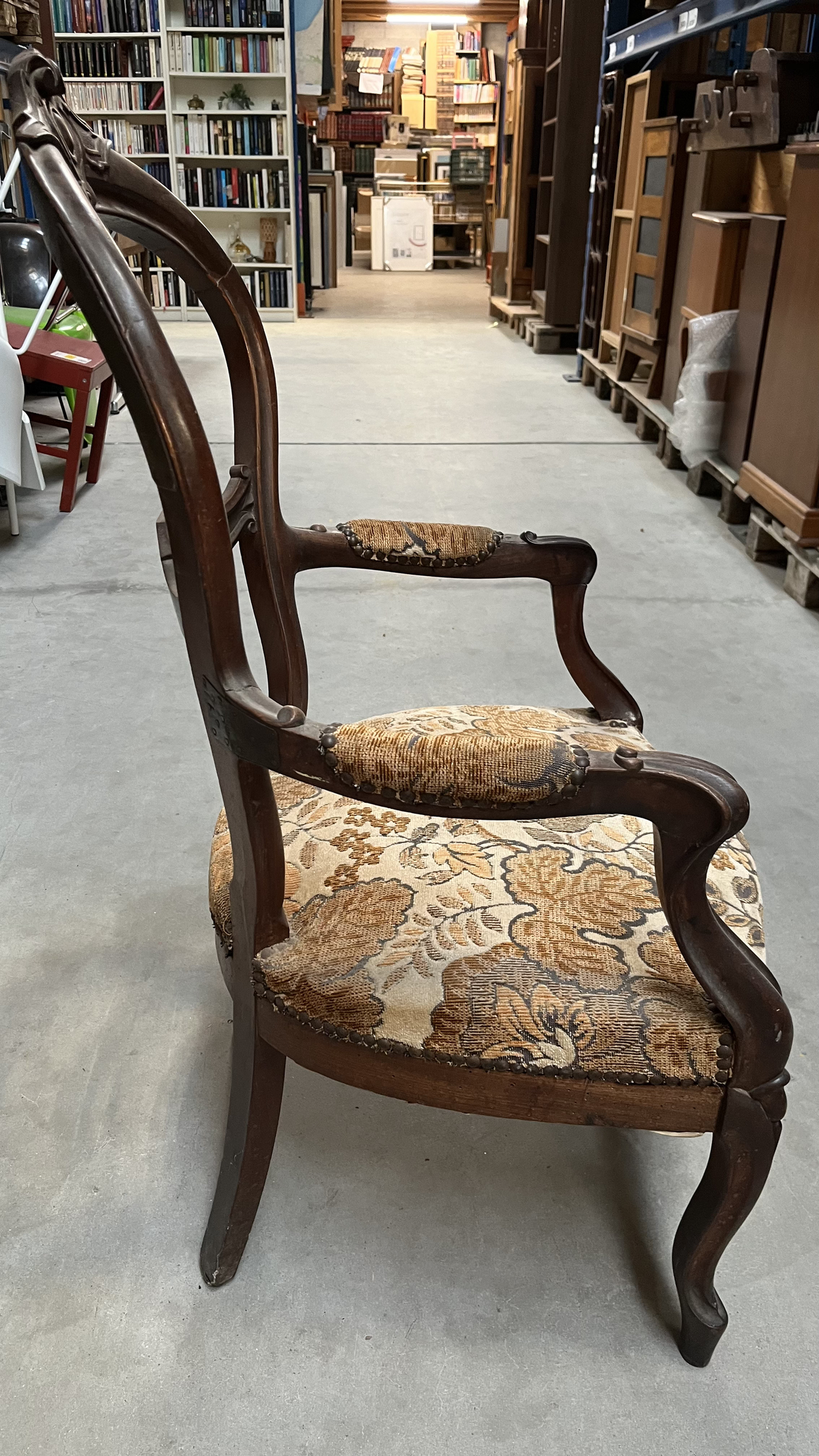 Fauteuil de style Louis-Philippe en bois et tissu à fleurs