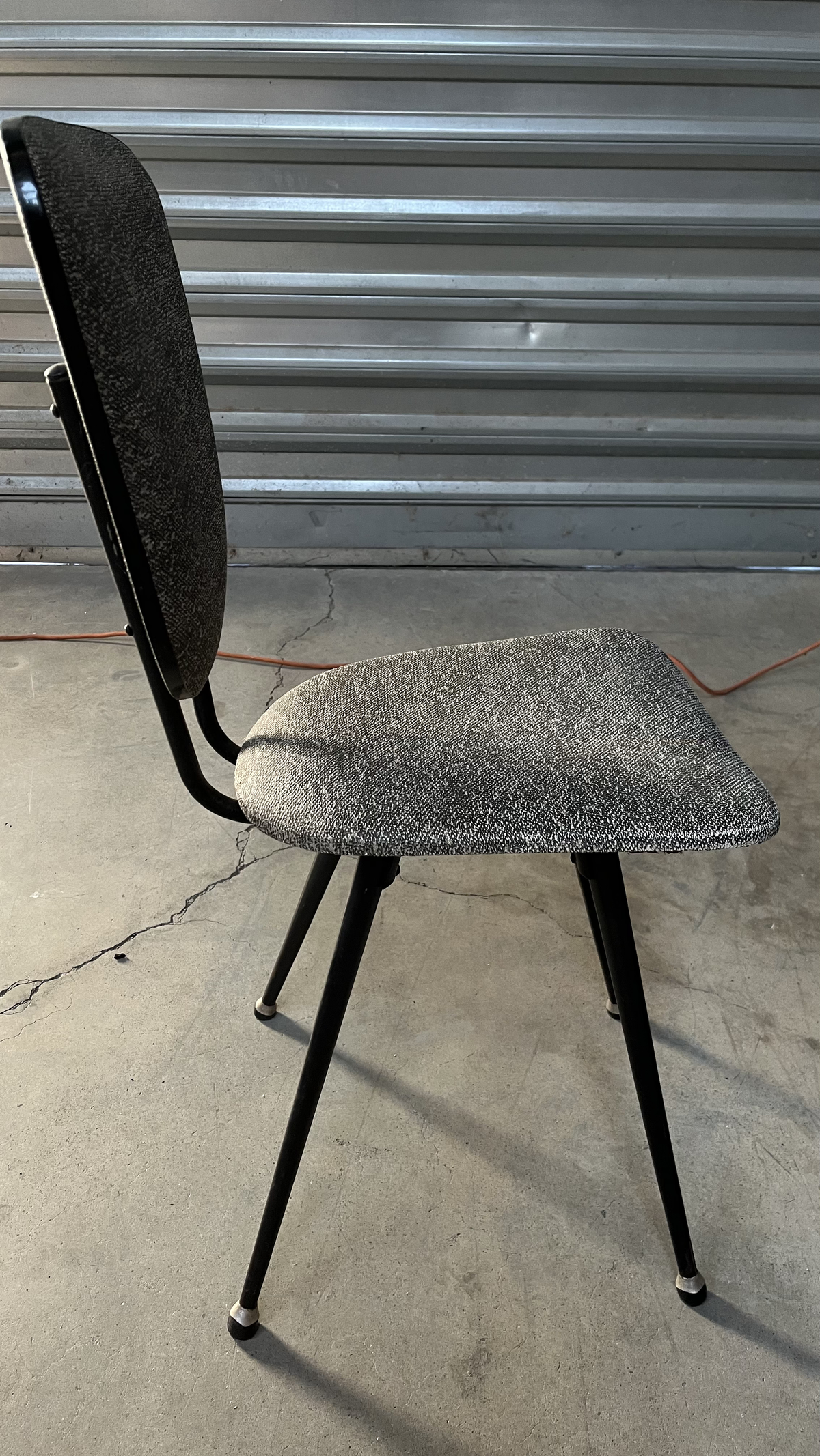 Chaise vintage grise à haut dossier sur pieds en métal noir