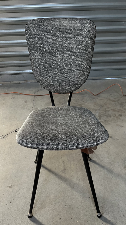 Chaise vintage grise à haut dossier sur pieds en métal noir