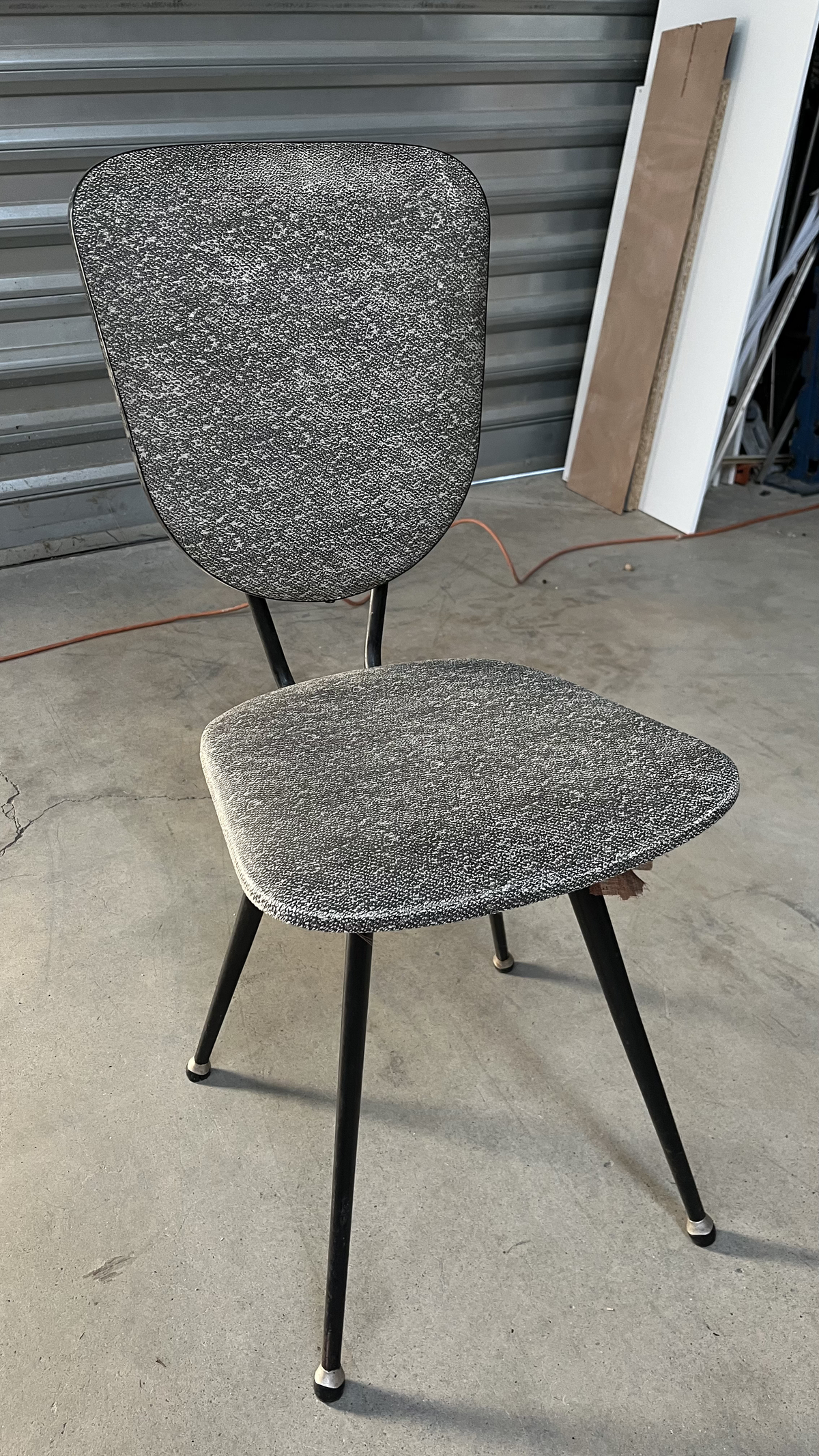 Chaise vintage grise à haut dossier sur pieds en métal noir