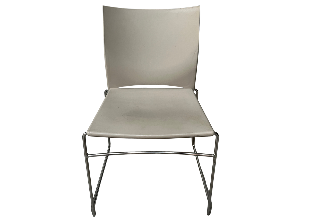 Chaise luge à coque beige sur piètement chromé