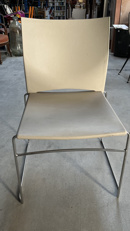 Chaise luge à coque beige sur piètement chromé