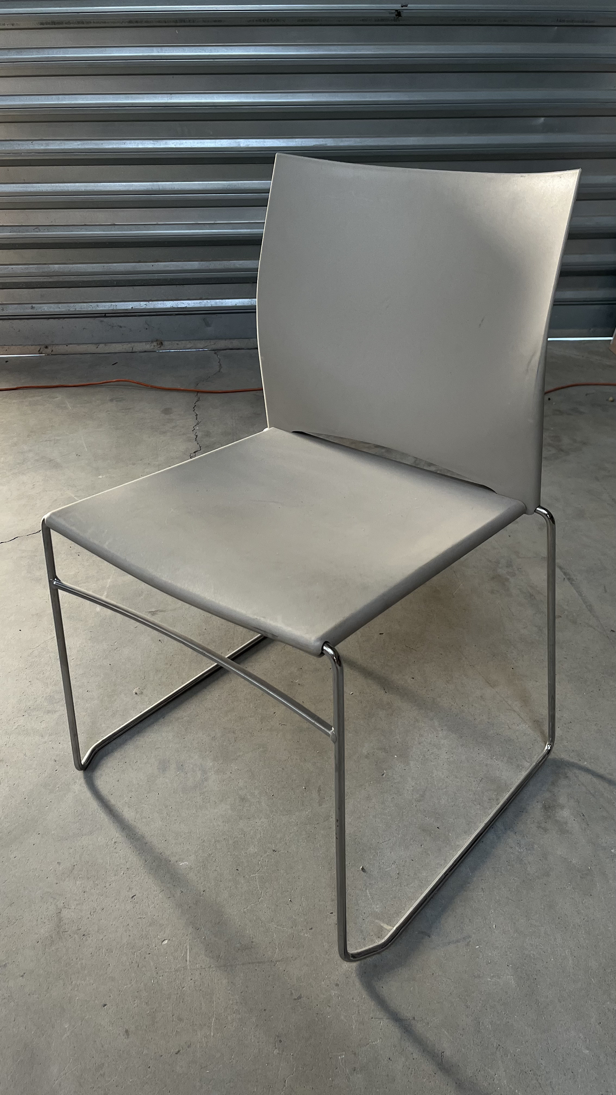 Chaise luge à coque beige sur piètement chromé