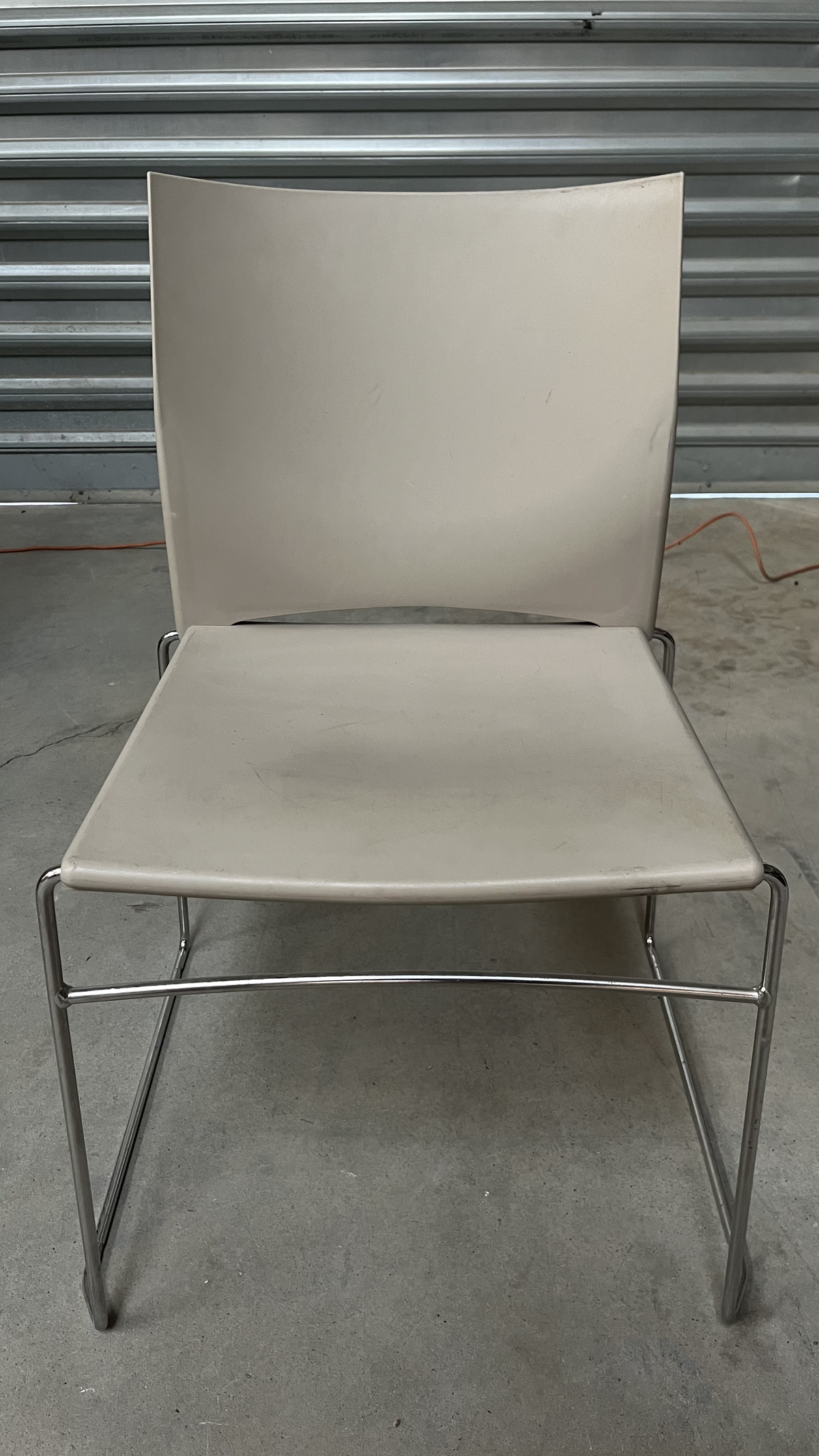 Chaise luge à coque beige sur piètement chromé