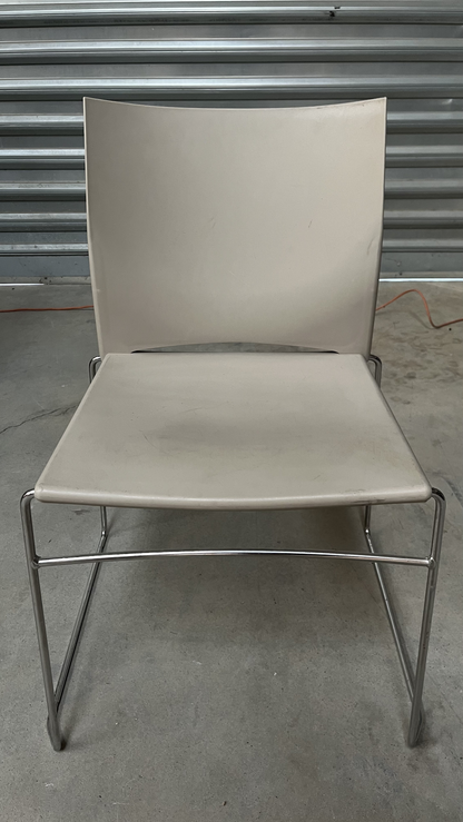 Chaise luge à coque beige sur piètement chromé