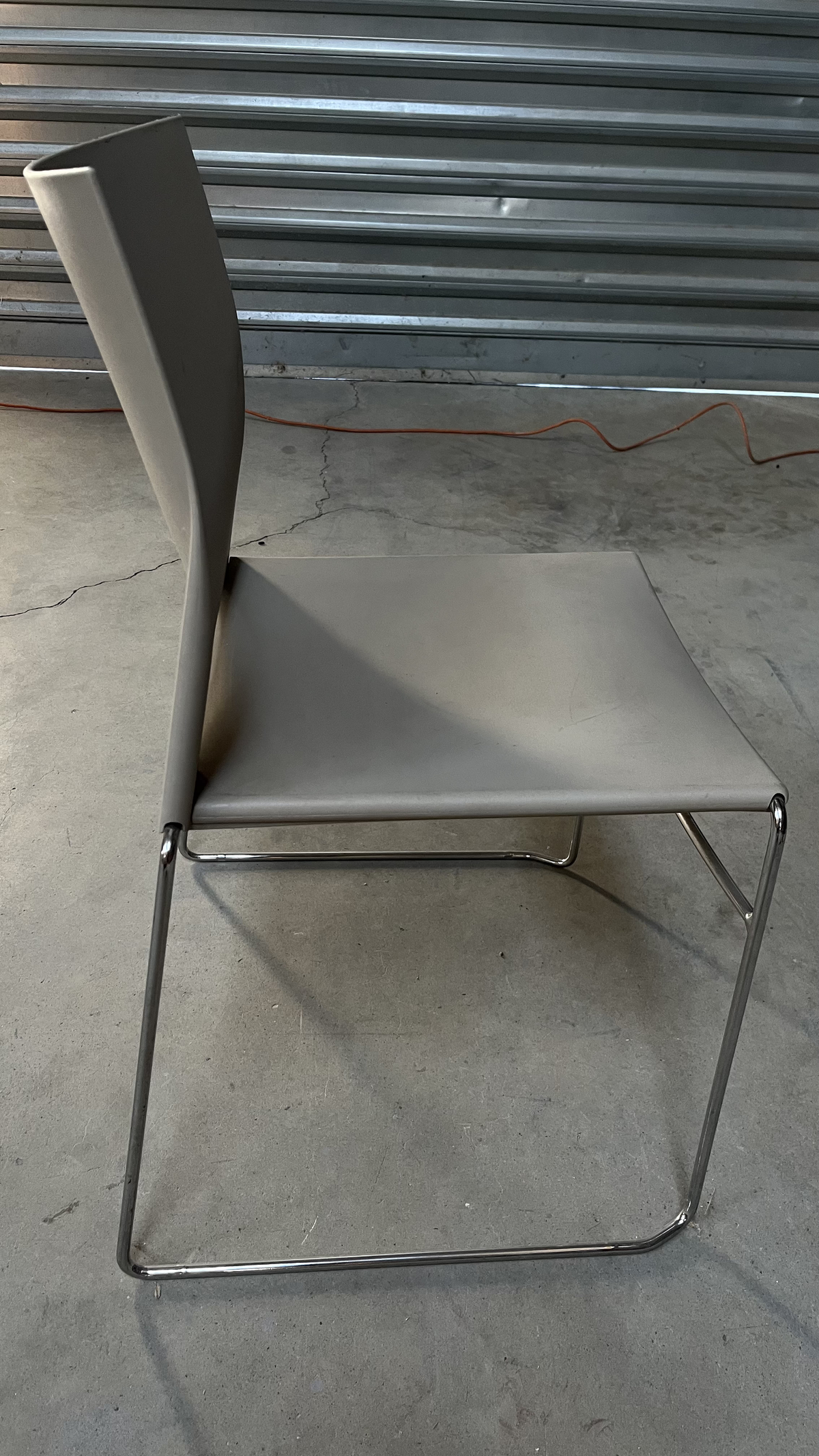 Chaise luge à coque beige sur piètement chromé