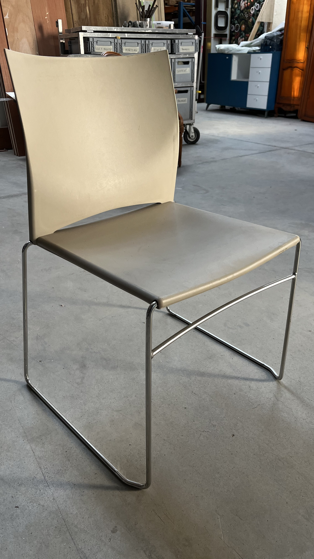 Chaise luge à coque beige sur piètement chromé