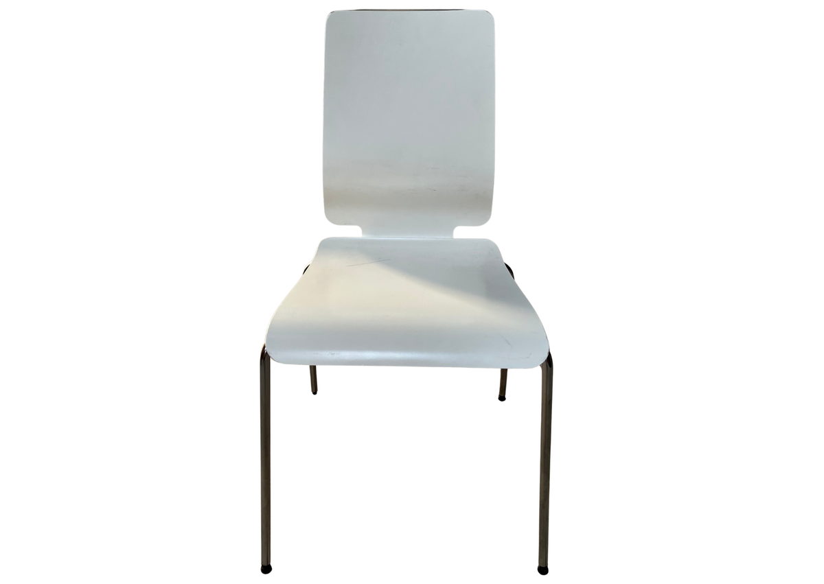 Chaise en bois blanc sur pieds en métal chromé