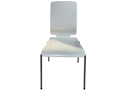 Chaise en bois blanc sur pieds en métal chromé