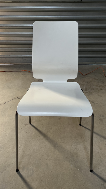 Chaise en bois blanc sur pieds en métal chromé
