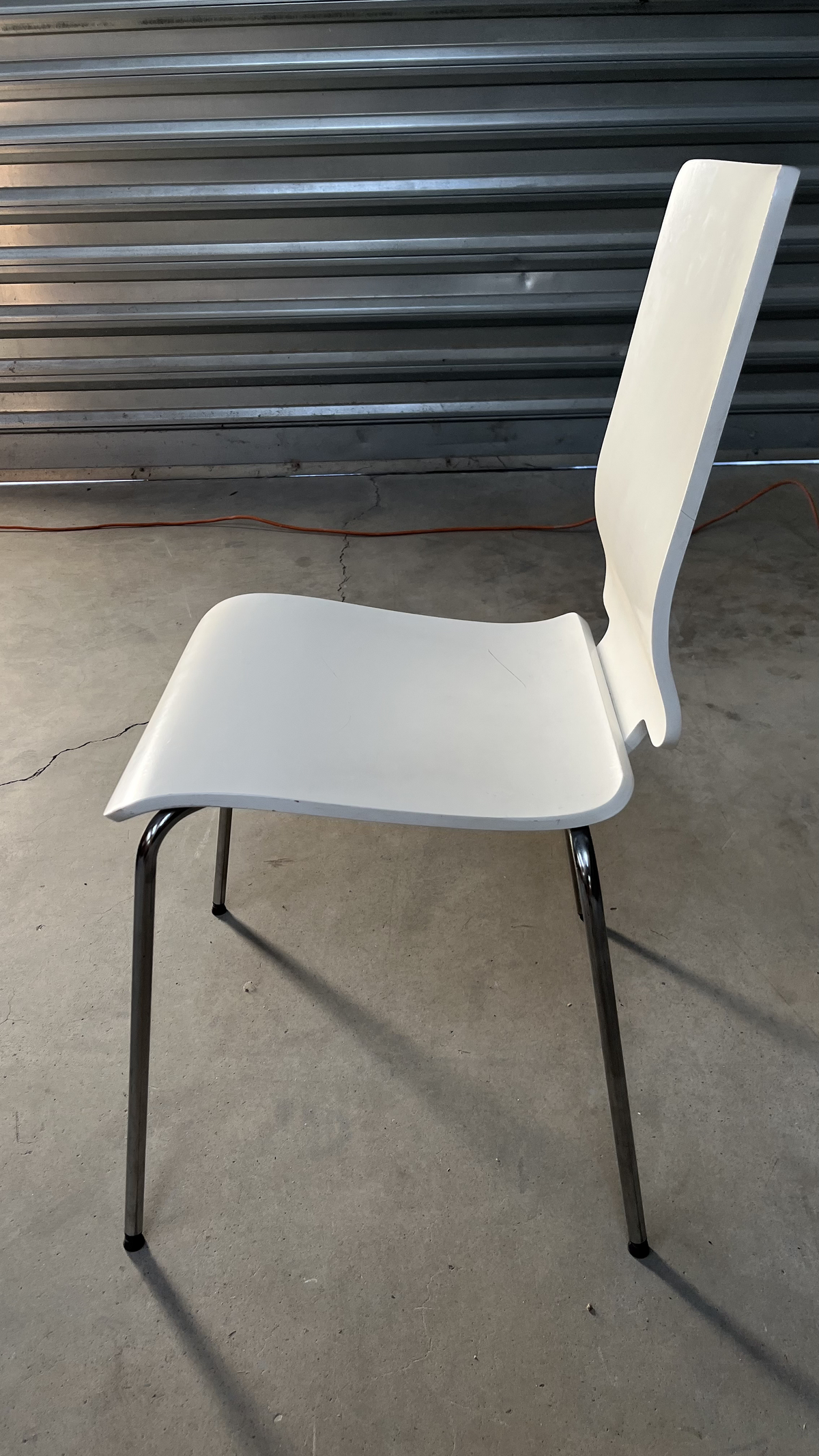 Chaise en bois blanc sur pieds en métal chromé
