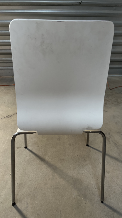 Chaise en bois blanc sur pieds en métal chromé