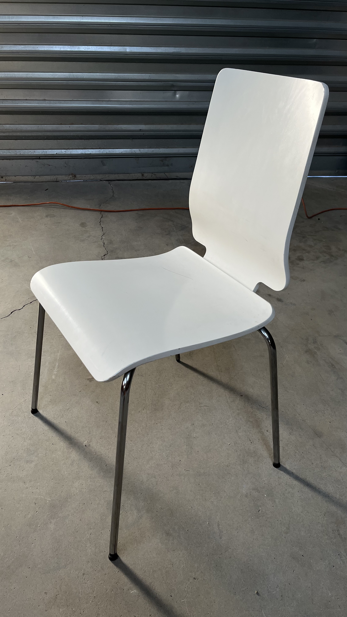 Chaise en bois blanc sur pieds en métal chromé