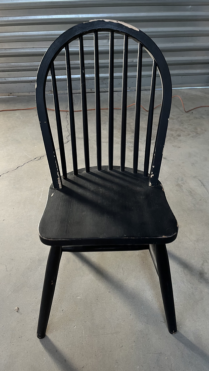 Chaise de style Windsor en bois noir à barreaux