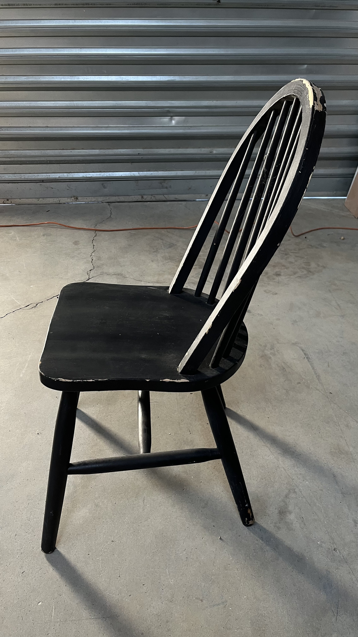 Chaise de style Windsor en bois noir à barreaux