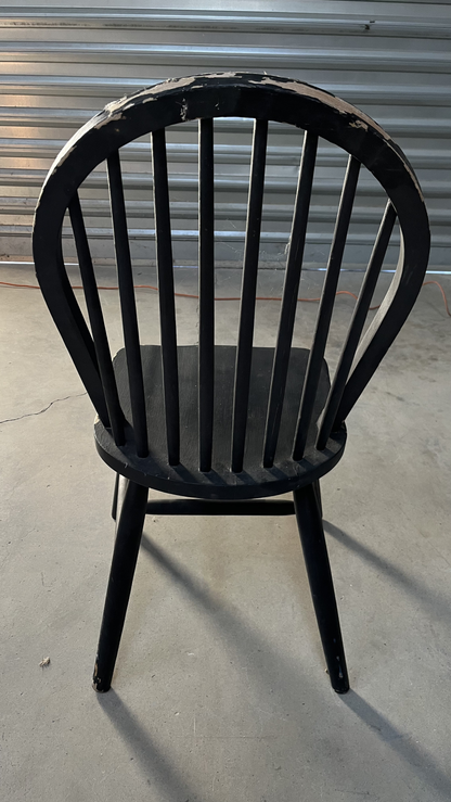 Chaise de style Windsor en bois noir à barreaux