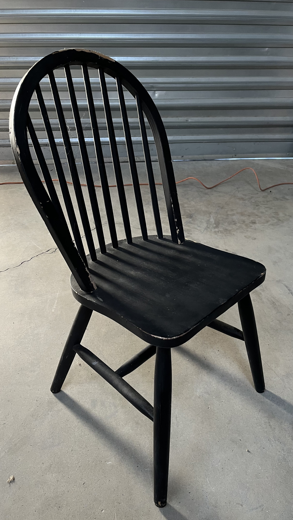 Chaise de style Windsor en bois noir à barreaux