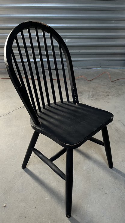 Chaise de style Windsor en bois noir à barreaux