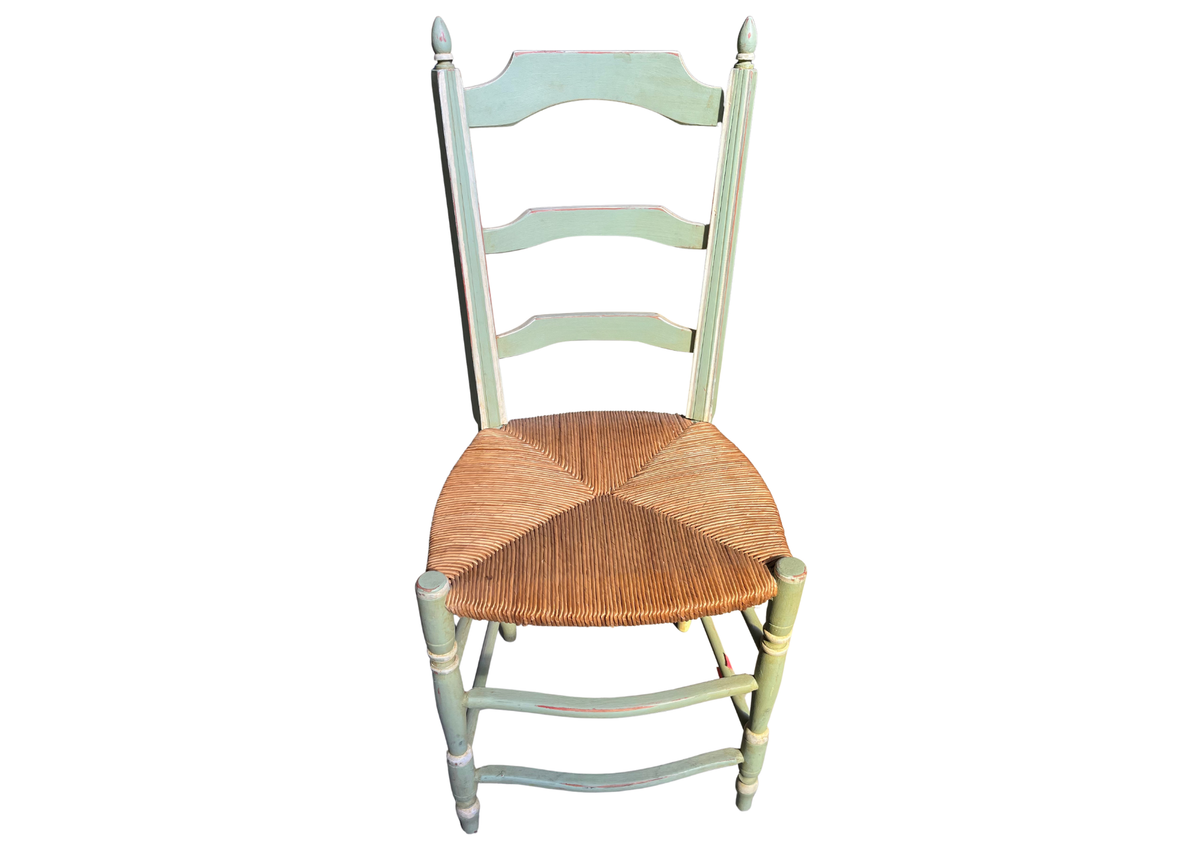 Chaise en bois peint vert pâle à assise paillée