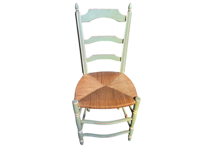 Chaise en bois peint vert pâle à assise paillée