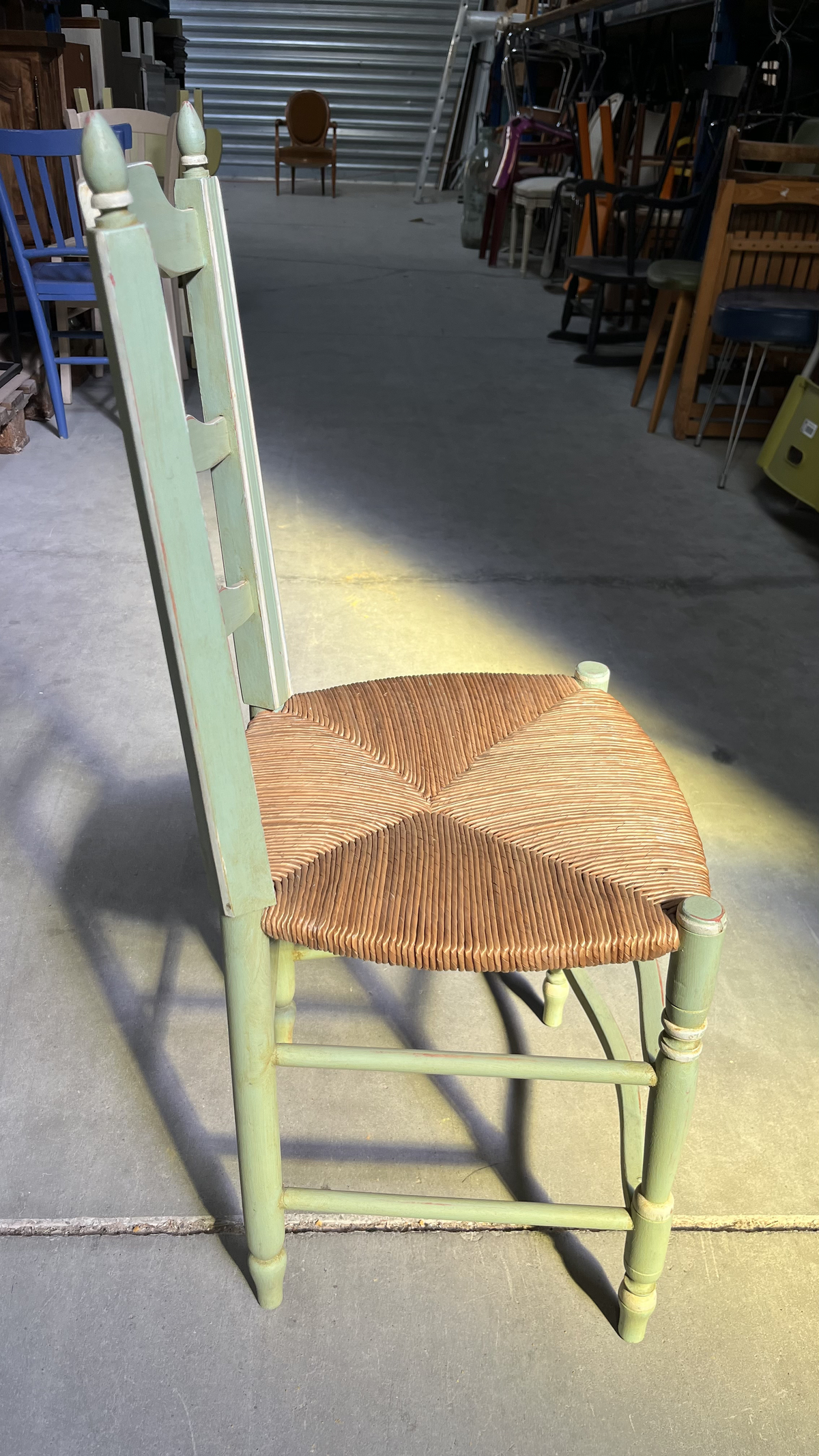 Chaise en bois peint vert pâle à assise paillée
