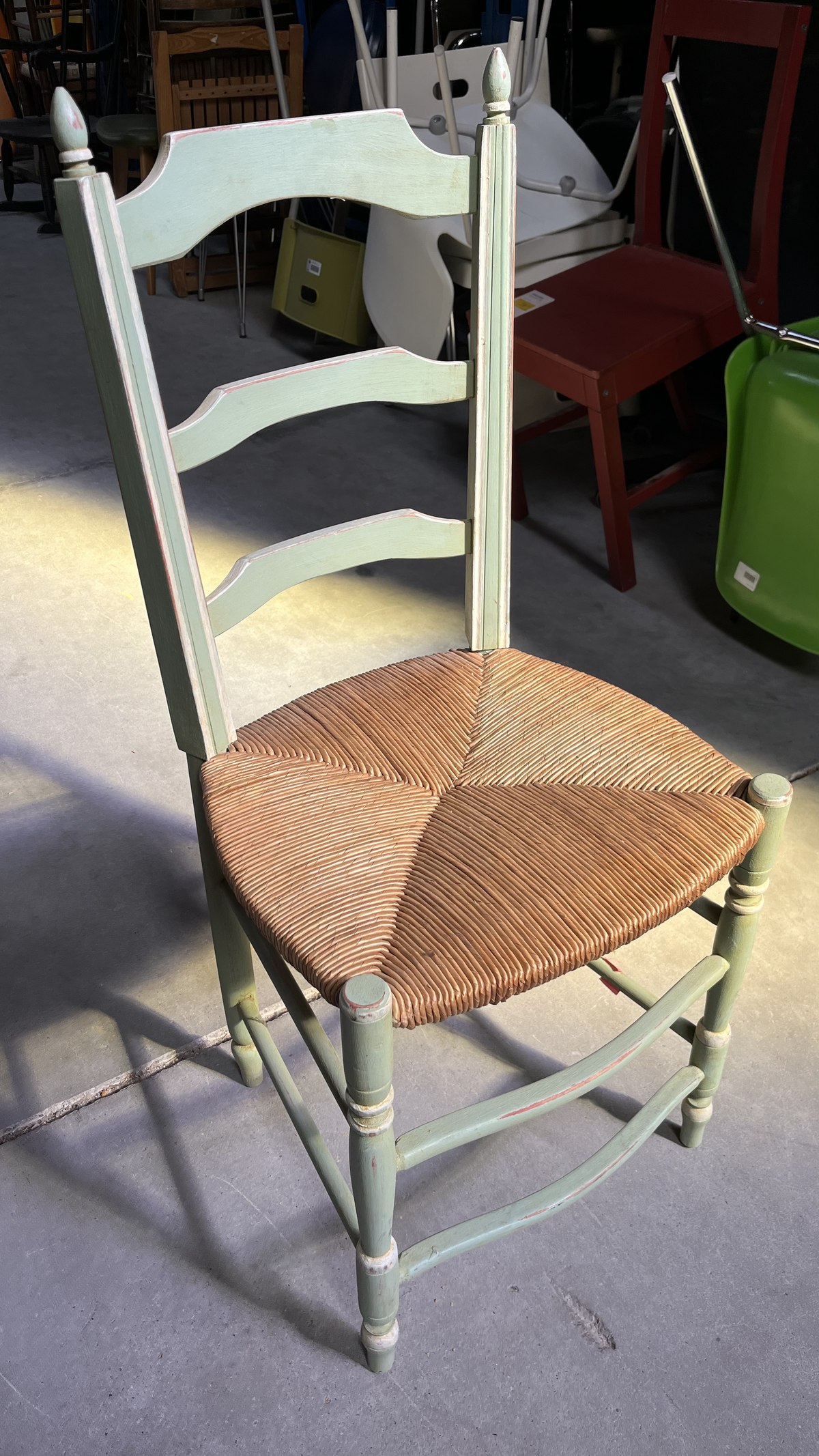 Chaise en bois peint vert pâle à assise paillée