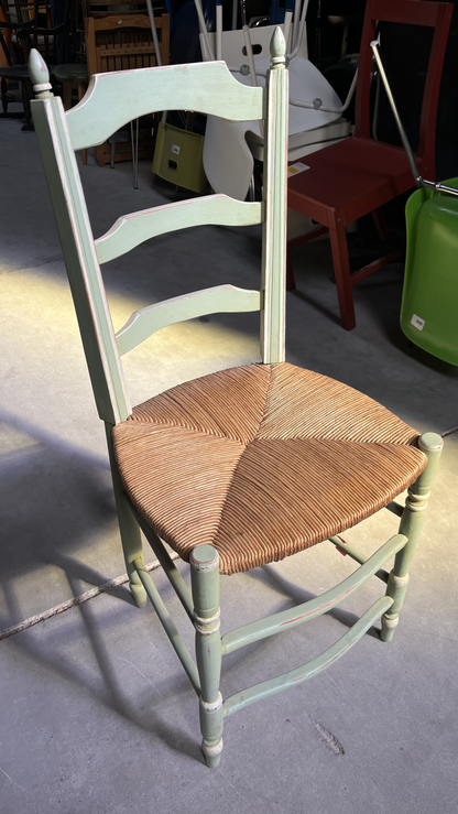 Chaise en bois peint vert pâle à assise paillée