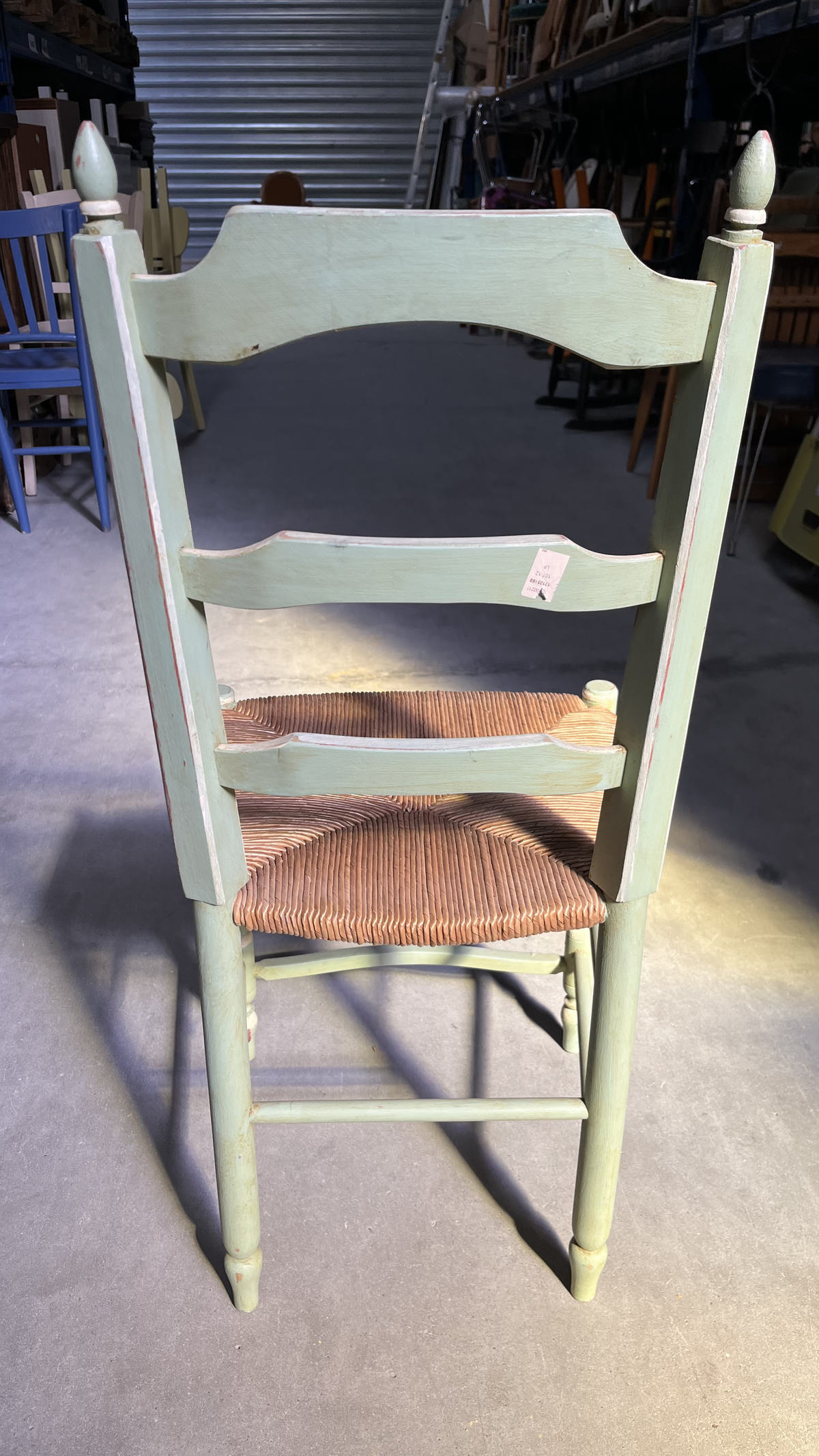 Chaise en bois peint vert pâle à assise paillée
