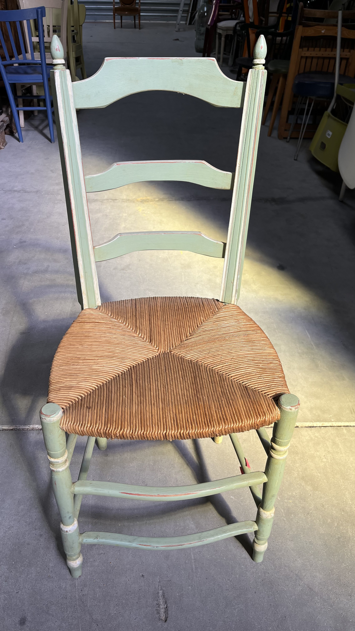 Chaise en bois peint vert pâle à assise paillée