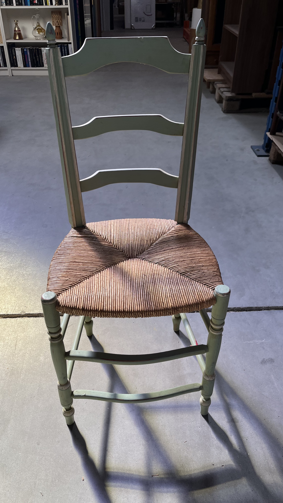 Chaise en bois peint vert pâle à assise paillée