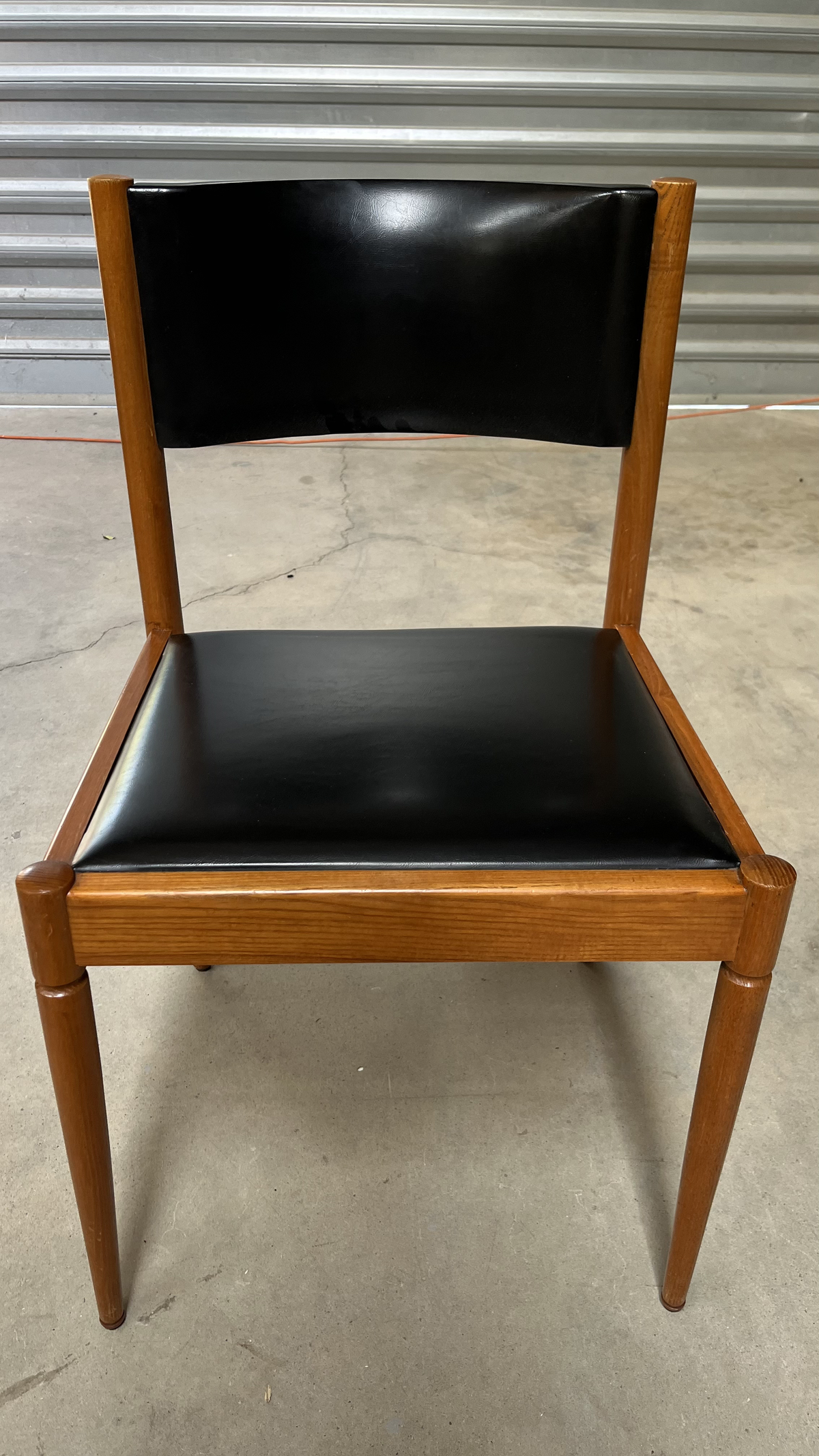 Chaise vintage en bois et cuir noir