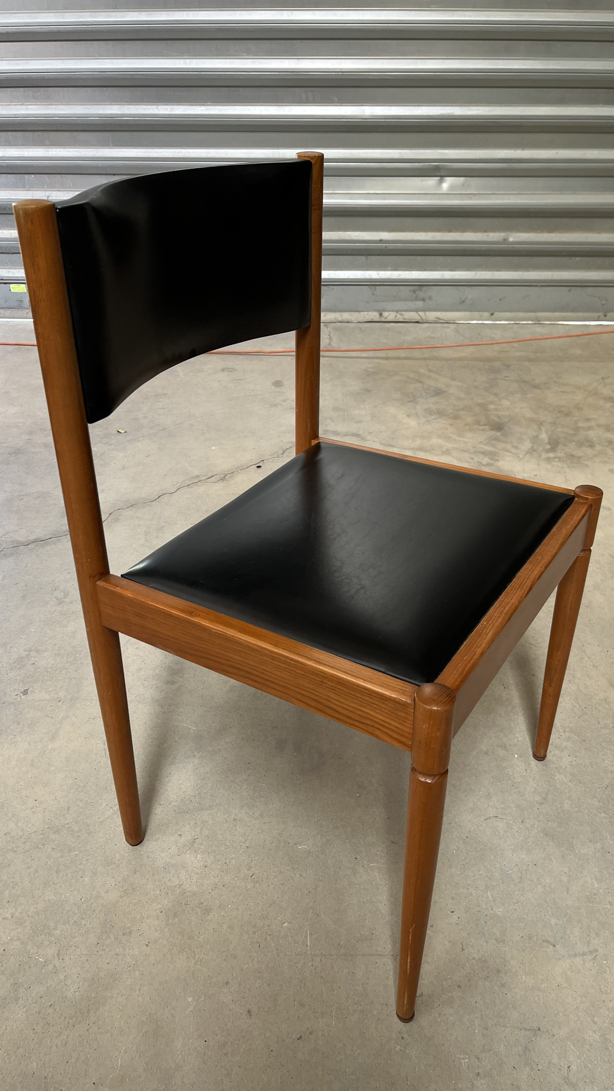 Chaise vintage en bois et cuir noir