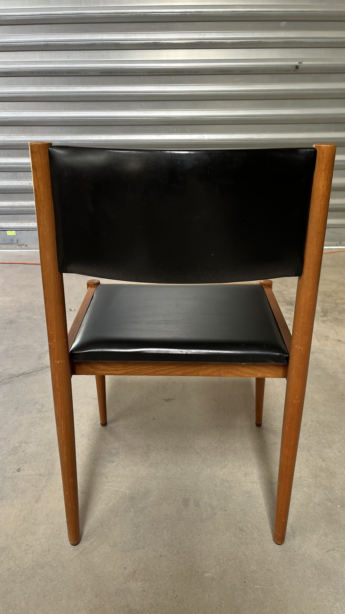 Chaise vintage en bois et cuir noir